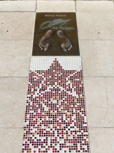 她调配了更 她调配了更